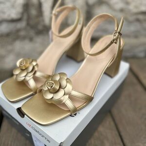 NIB Liz Claiborne Gold Heels with Floral Embellishment LT Hawes 9M